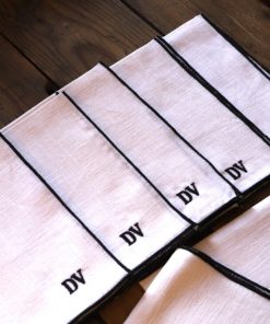 10 servilletas con bordado «DV»