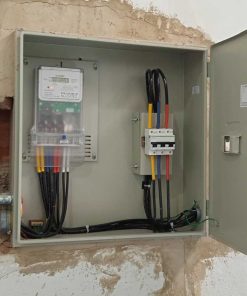 Suministro e instalación de armario para medidor trifásico por unidad